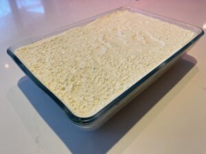 afmaken van tiramisu in ovenschaal