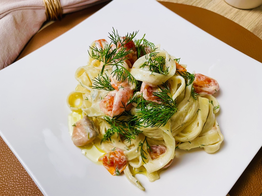 Tagliatelle met zalm, dille en limoen