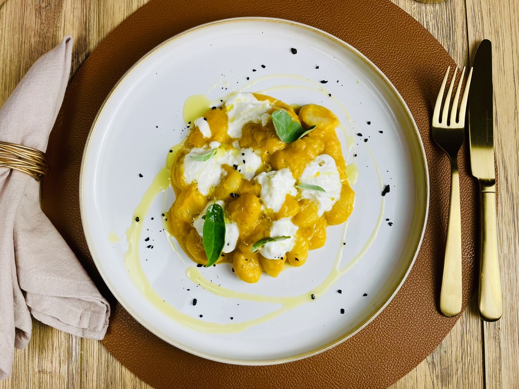 Gnocchi met pompoen, burrata en salie