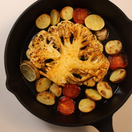 Bloemkool steak in gietijzeren pan