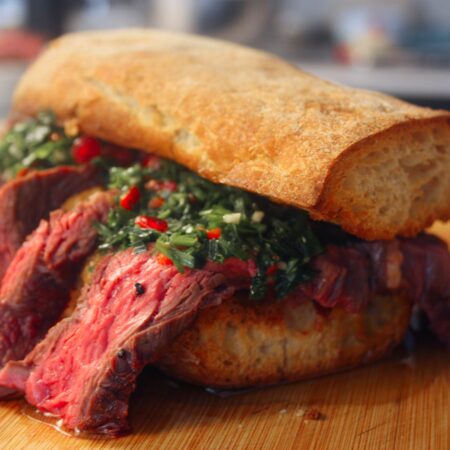 Steak sandwich van flanksteak met chimichurri